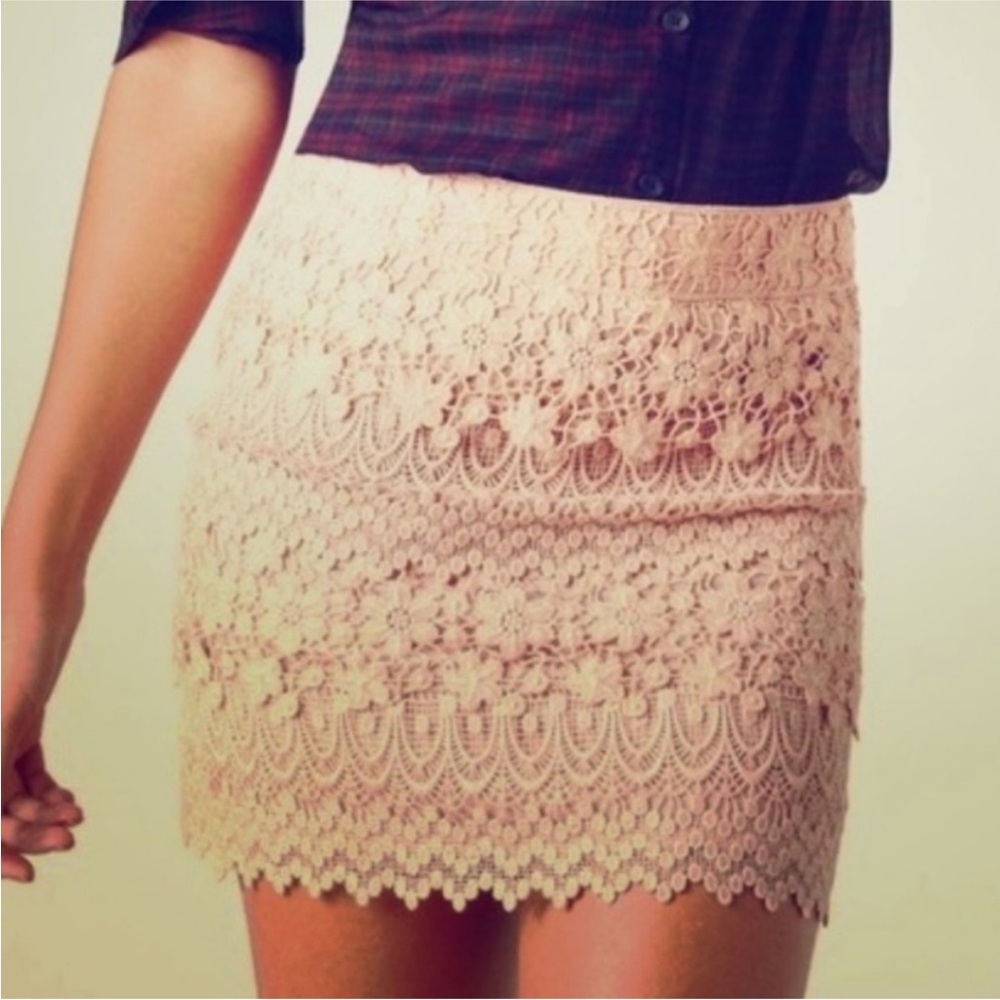 American Eagle‎ Blush Pink Lace Mini Skirt